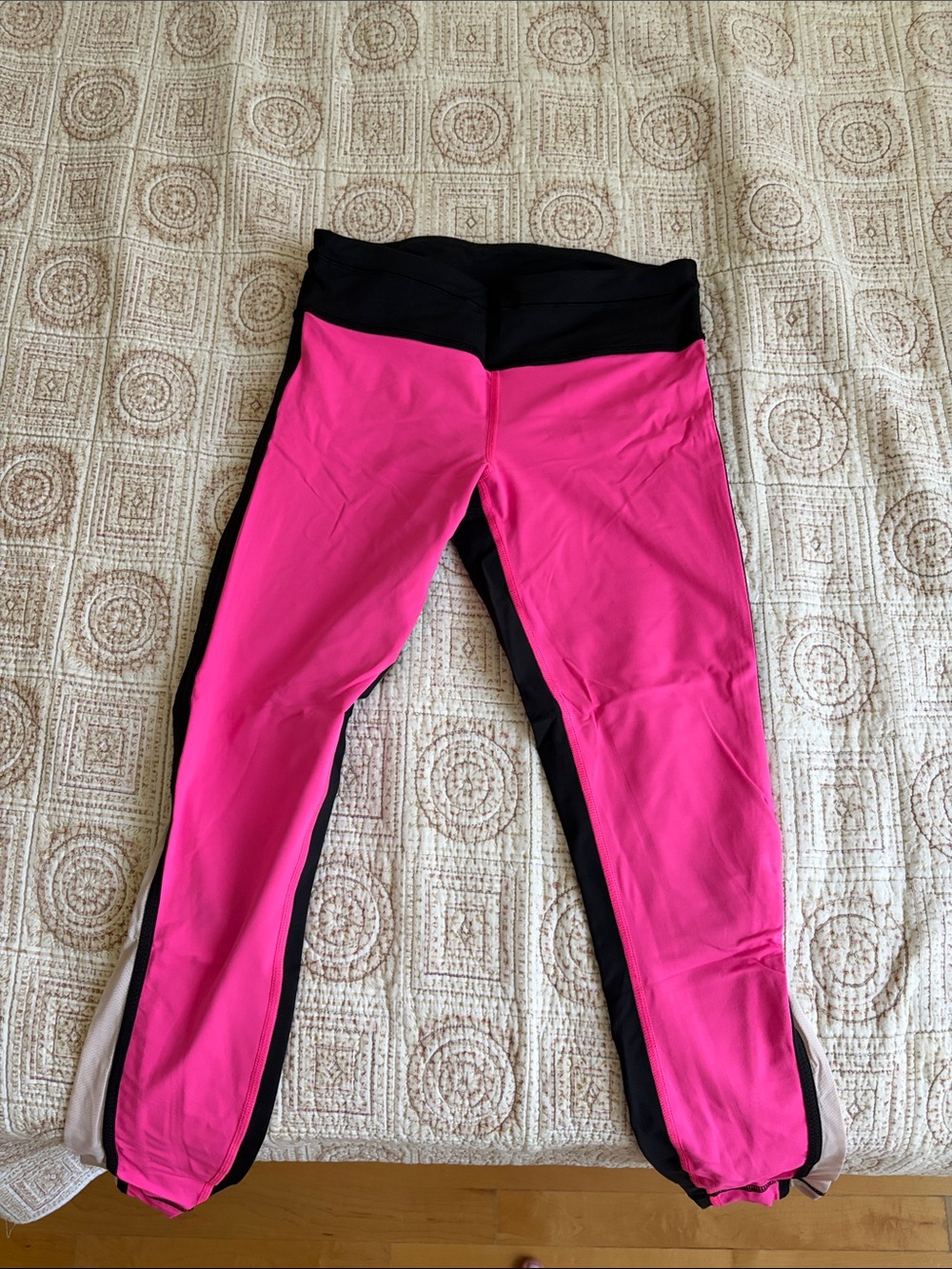 WOMENS LULULEMON SIZE 4 PINK AND BLACK LEGGINGS WITH WHITE MESH ON SIDES